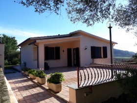 Casa indipendente con terreno panoramico - Agenzia Immobiliare